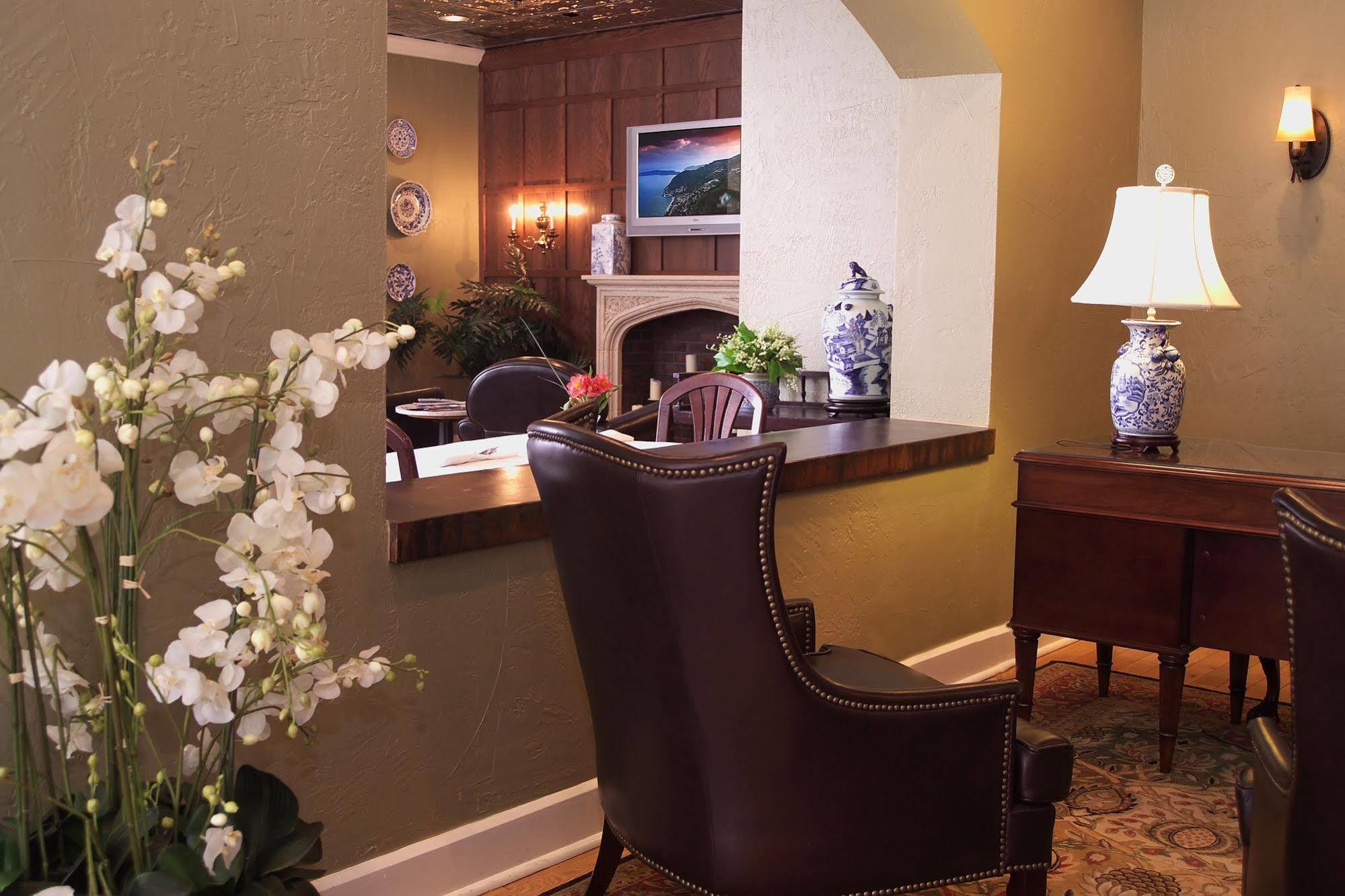 Seven Gables Inn, St Louis West, A Tribute Portfolio Hotel Clayton Room photo